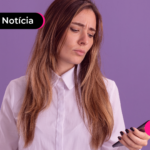 Mulher olhando o celular