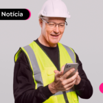 Trabalhador mexendo no celular