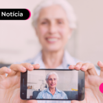 Idosa fazendo biometria facial