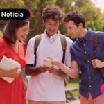 Jovens reunidos olhando lista de espera do prouni 2025.2