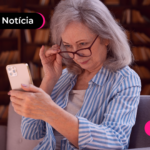 Idosa mexendo no celular