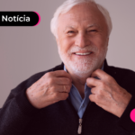 Pessoa idosa com expressão feliz.