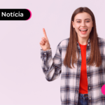 Jovem sorrindo após ler notícia sobre refinanciamento de consignado CLT.