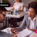 Pessoa assinando contrato de consignado CLT.