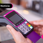 Pessoa passando cartão na maquininha