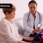 Idosa sendo atendida por médica especialista.