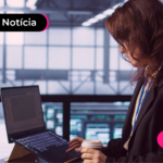 Pessoa de terno olhando para computador.