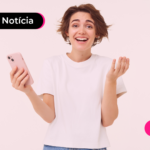 Pessoa de blusa branca segurando celular com expressão animada.