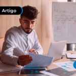 Homem analisando dados financeiros.