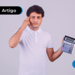 Homem segurando uma calculadora