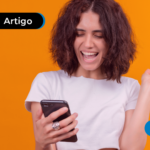 Mulher segurando o celular