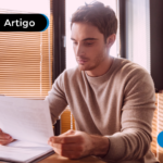 Homem vendo documentos de seguro.