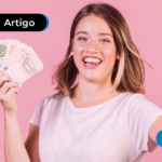 Mulher ferliz segurando pesos argentinos