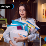 Mulher segurando muitos livros e cadernos.