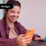 mulher feliz mexendo no celular
