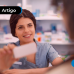 Farmacêutica entregando rémedio