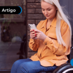 Mulher com deficiência mexendo no celular