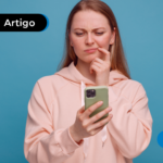 Mulher segurando o celular
