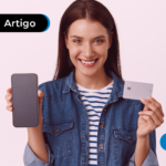Mulher segurando o celular e o cartão