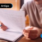 Pessoa segurando a Declaração pre-preenchida