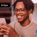 homem feliz com seu iphone