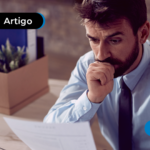 Homem analisando seu contrato de trabalho