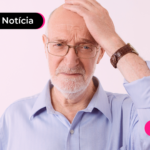 Pessoa idosa com a mão na cabeça e expressão de desespero.