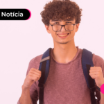 Pessoa jovem com mochila nas costas e expressão feliz.