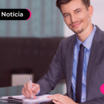 Pessoa com expressão feliz assinando algo.