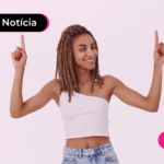 Jovem sorrindo enquanto comemora.