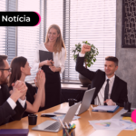 Pessoas de roupas sociais em escritório comemorando.