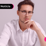 Pessoa com a mão no queixo e expressão pensativa.