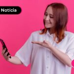 Jovem lendo notícia sobre contratos do consignado clt sendo migrados para novo app do governo.