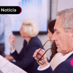 Pessoas em reunião com expressões sérias.