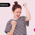Pessoa com expressão feliz e comemorando.