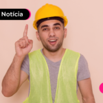 Pessoa de colete amarelo e capacete apontando o dedo para cima.