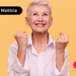 Pessoa idosa comemorando com expressão feliz.