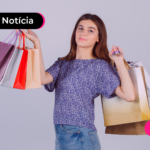 Pessoa segurando várias sacolas.