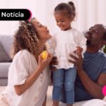 Família reunida na sala.