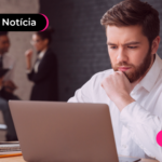 Pessoa olhando para notebook com expressão confusa.