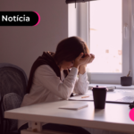 Pessoa com mão na cabeça e expressão triste.