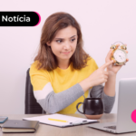 Pessoa segurando relógio para simbolizar o prazo de prova de vida obrigatória para servidores federais.