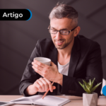 Homem analisando dados