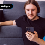 Homem mexendo no celular