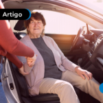 Idosa no carro.