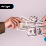 Pessoa recebendo dinheiro