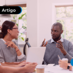 Pessoas em uma reunião.