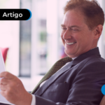 Secretário analisando um documento.