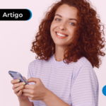 Mulher feliz mexendo no celular