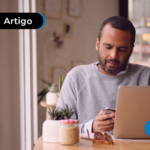 Pessoa ativando autenticação de dois fatores.